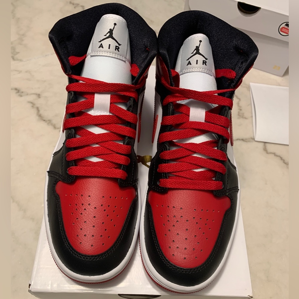 WMNS Jordan 1 - Picture 3 of 7